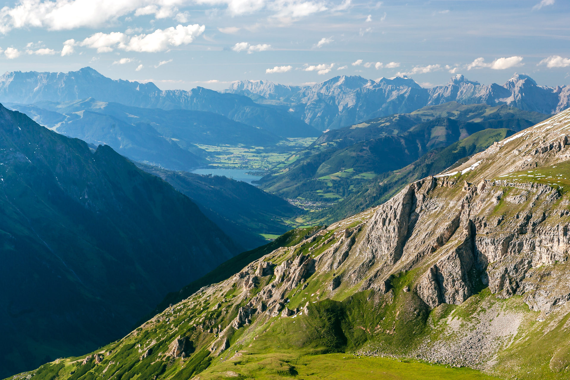 Wandern mit Blick über das Fuschertal im Nationalpark Hohe Tauern